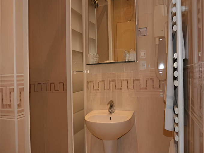 Bathroom 2, Hotel du Dragon, Paris