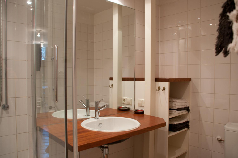 Bathroom 3, Kalkmarkt Suites, Amsterdam