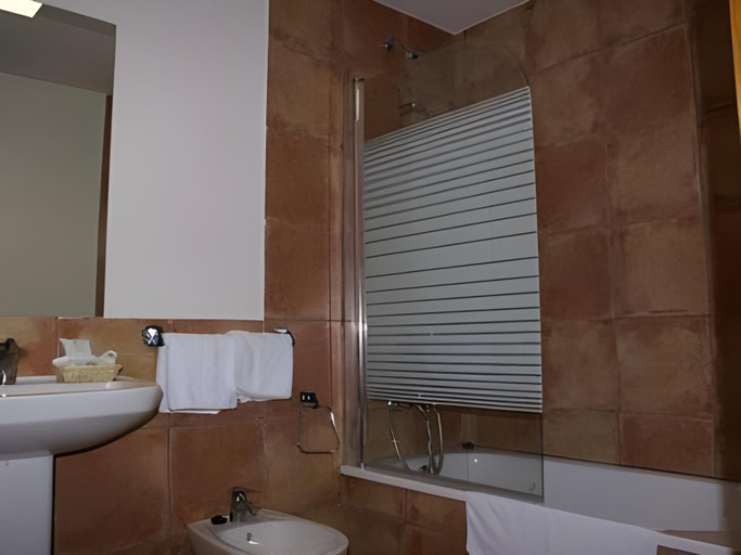 Bathroom 4, El Guerra, Granada