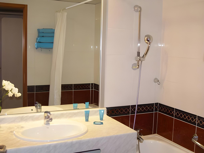 Bathroom 4, Logis Hôtel & Spa Marina d'Adelphia, Savoie