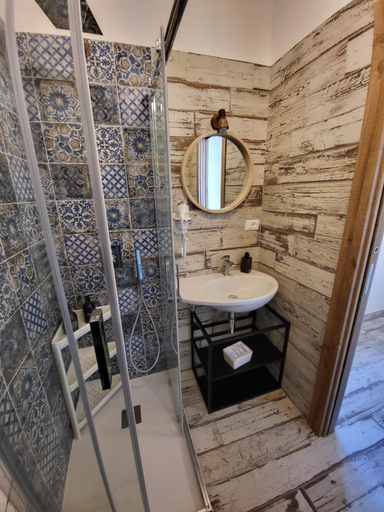 Bathroom 2, L' Onda di Manarola, La Spezia