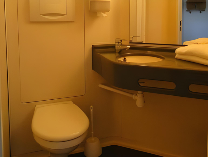 Bathroom, ibis Budget Caen Memorial, Calvados
