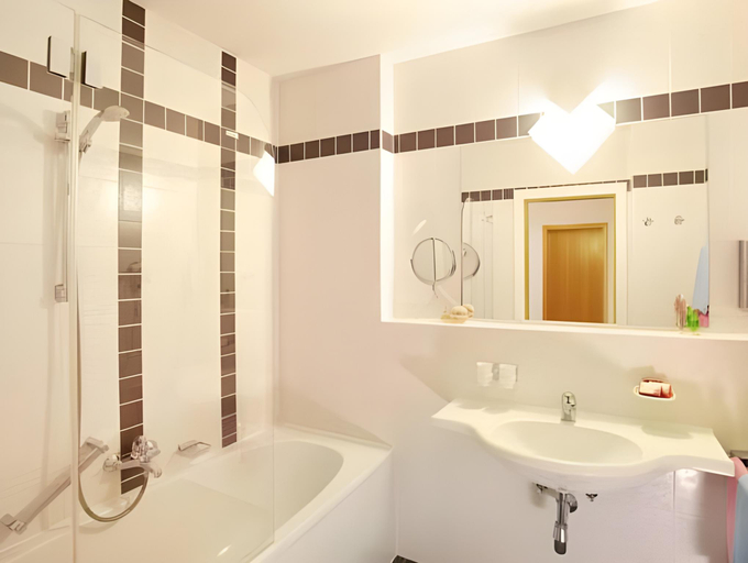 Bathroom 2, Apart-Hotel Dreisonnenhof, Landeck