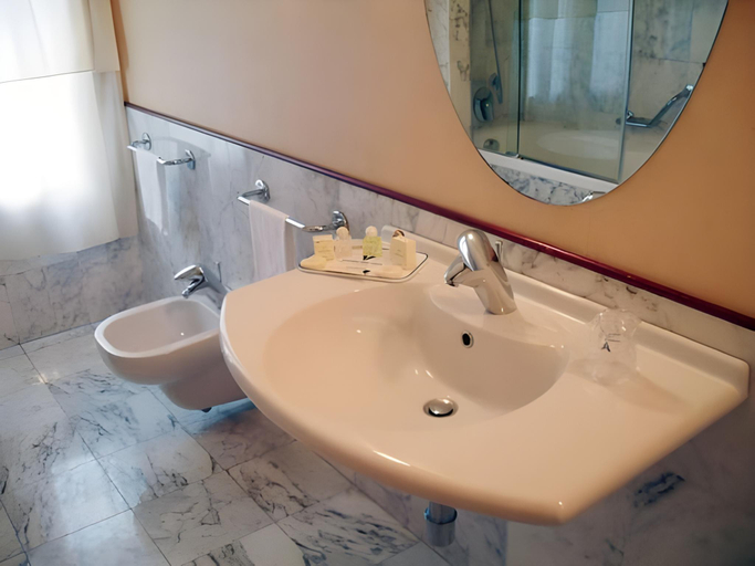 Bathroom 2, Vittoria Parc Hotel, Bari