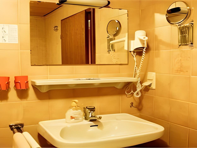 Bathroom 5, Waldhotel Wilhelmshöhe, Siegen-Wittgenstein