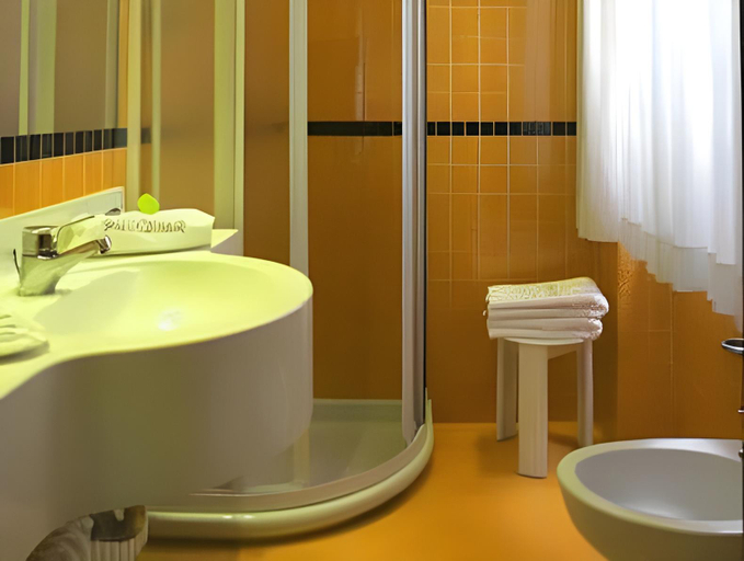 Bathroom 4, Hotel Royal, Cosenza