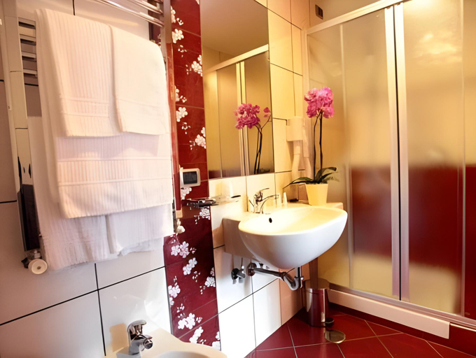 Bathroom 3, Hotel Diana, Napoli