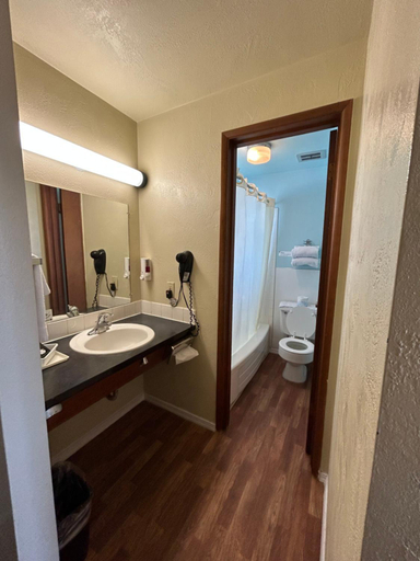 Bathroom 4, Economy Inn, Douglas