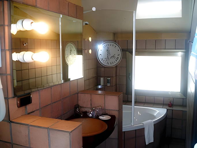 Bathroom 4, Hotel Els Cacadors de Ribes, Girona