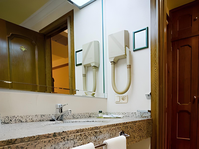 Bathroom 3, Hotel Rice Maria Luisa, Burgos