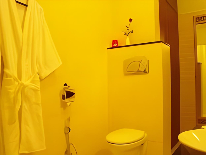 Bathroom 2, Hotel Aurum, Jaipur