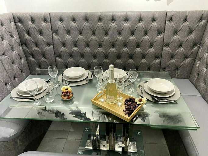 Food & Drinks 4, Igloo Magnolia Luxe Townhouse Stay I Free Parking, Leeds