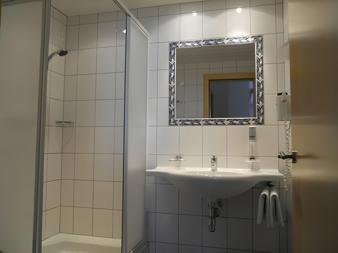 Bathroom 4, Hotel Luggi, Landeck