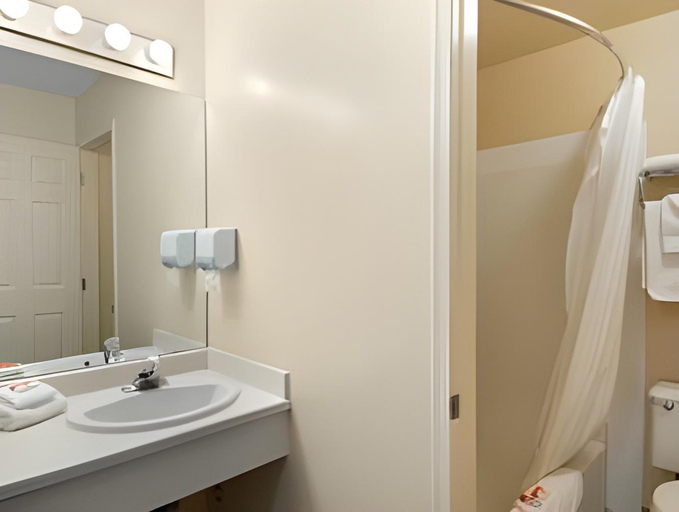 Bathroom 5, Super 8 By Wyndham Valemount, Fraser-Fort George