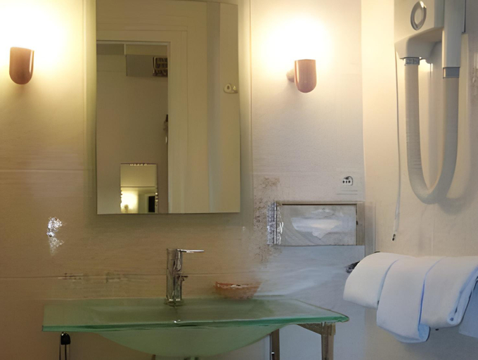 Bathroom 4, Brit Hotel Marbella, Pyrénées-Atlantiques
