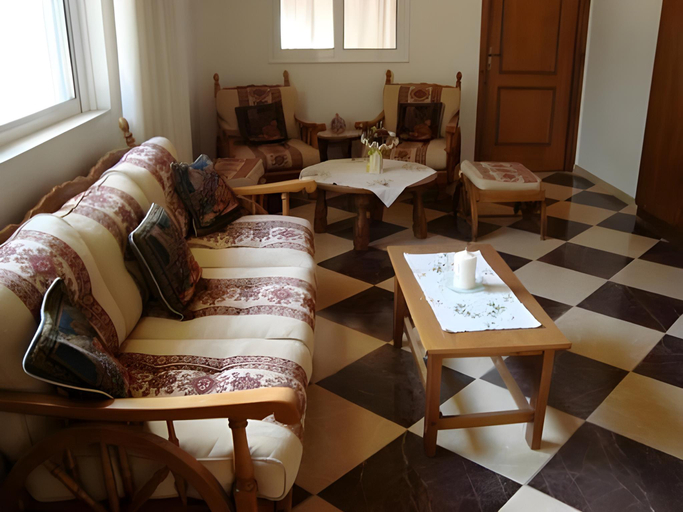Others 4, Athina, Crete
