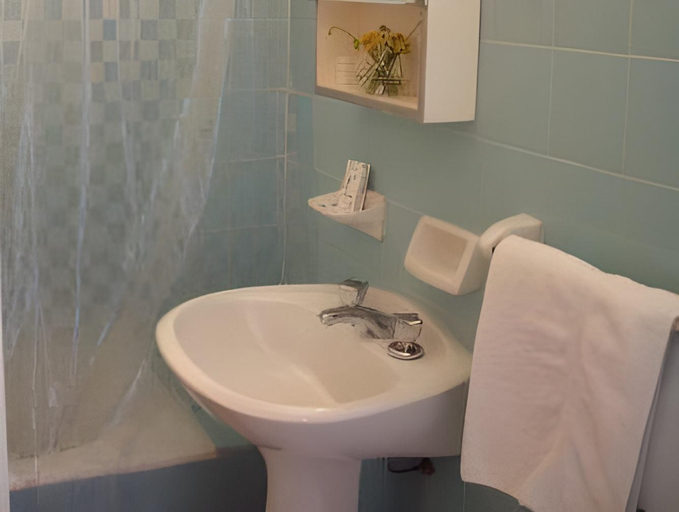 Bathroom 2, Marcopolo Inn Hostel Bariloche, Bariloche