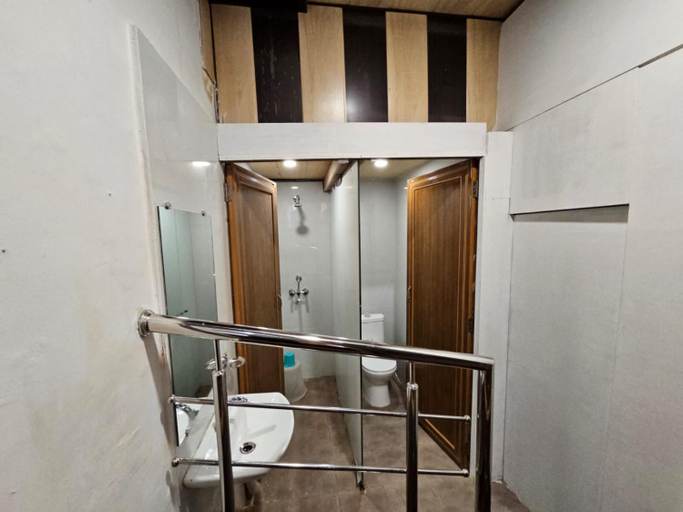 Bathroom 4, Hotel Padmini International, Varanasi