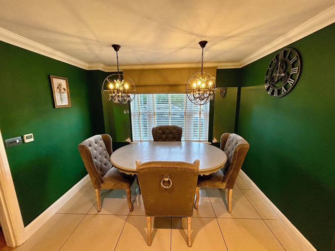 Others 5, Elegant Retreat: Classic Style and Modern Comfort, Kent