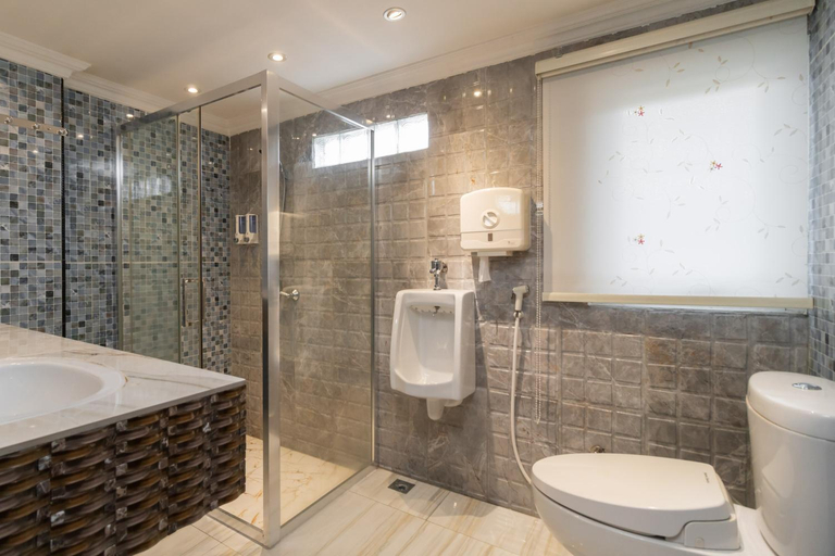 Bathroom 18