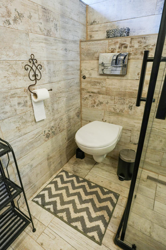 Bathroom 3, Frissitopont Vendeghaz, Tamás
