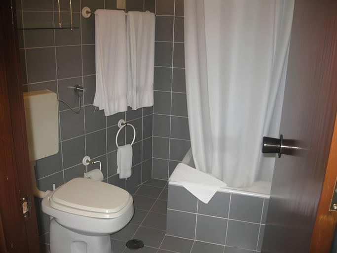 Bathroom 4, Hotel Central Jardim, Terras de Bouro
