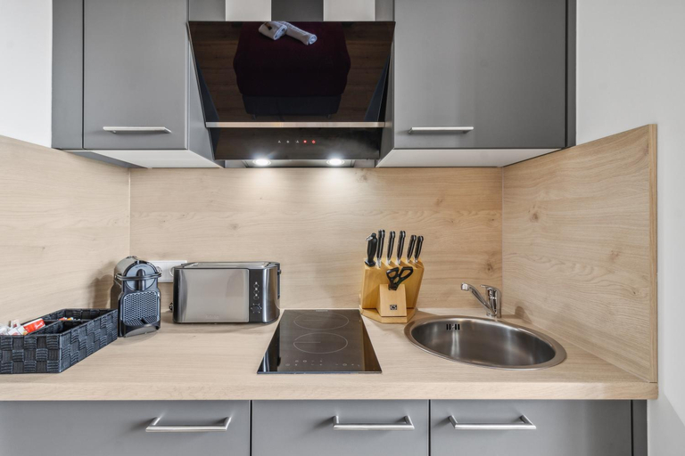 Others 2, SUITE4ME - Moderne Apartments I Kuche I Balkon I Waschmaschine, Offenbach