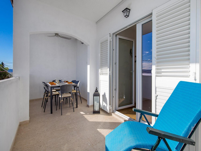 Others 5, Apartments Sun 4 You, Karlobag