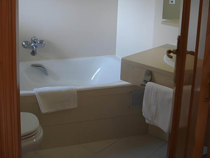 Bathroom 4, Puigcerda Park Hotel, Girona