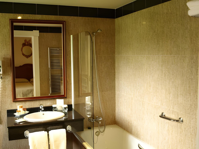 Bathroom 4, Arcea Gran Hotel Pelayo, Asturias