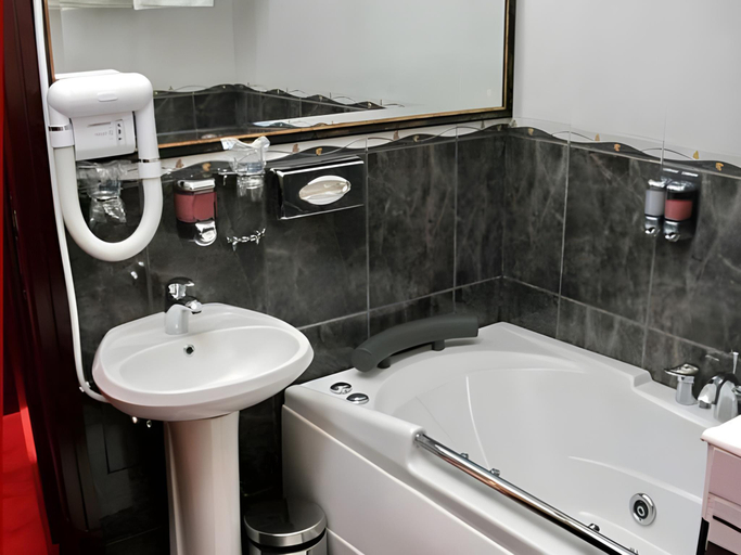 Bathroom 4, Hotel Villa Majur, Subotica