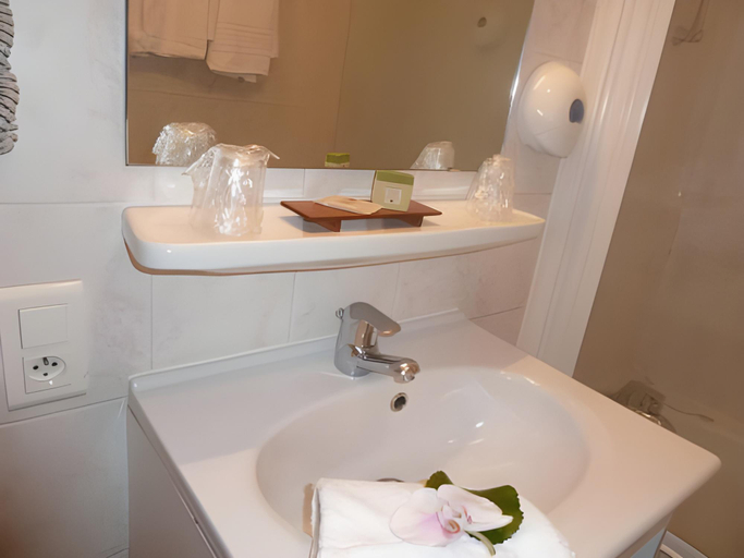 Bathroom 4, Hotel Du Midi, Aveyron