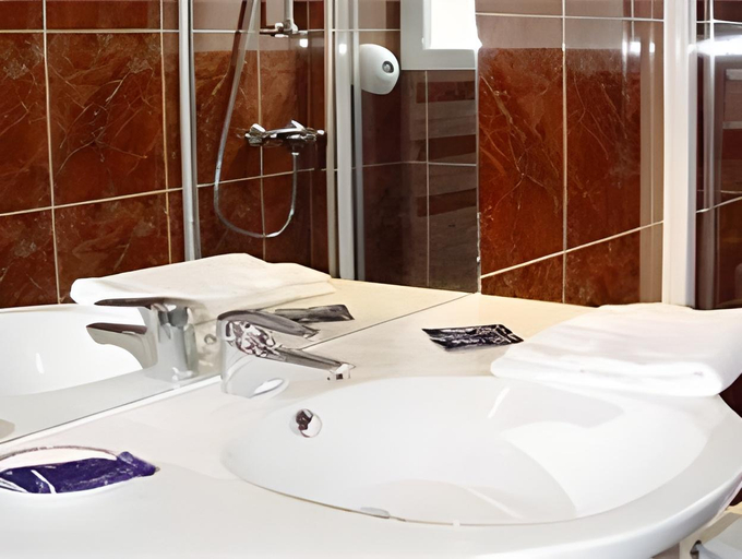 Bathroom 5, AMA Hôtel, Pyrénées-Atlantiques
