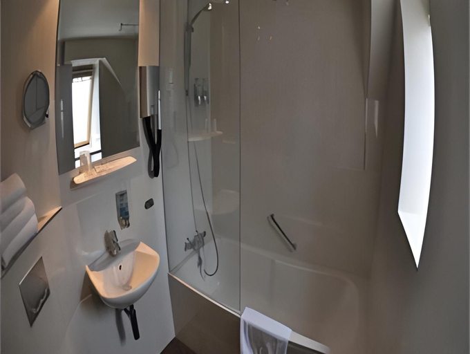 Bathroom 4, Hotel Le Beau Rivage, Middelburg