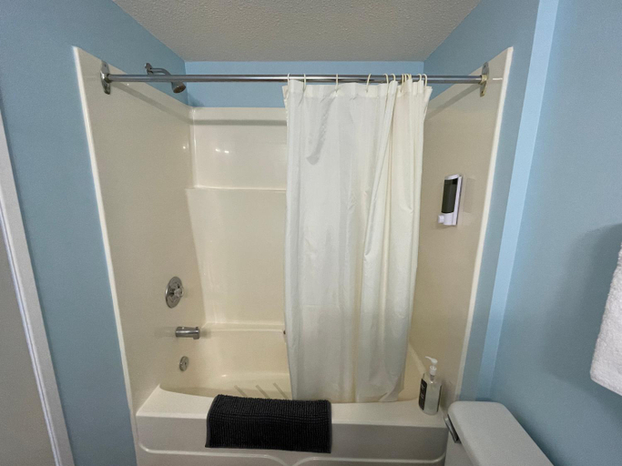 Bathroom 3, Y5 Motel & Campground, Thompson-Nicola