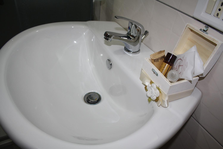 Bathroom 5, b&b Borgo Pileri, Caltanissetta