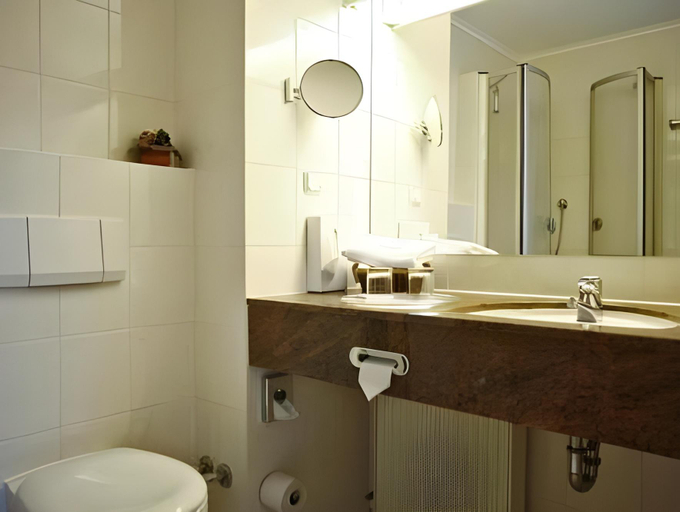 Bathroom 5, Park Hotel Fasanerie Neustrelitz, Mecklenburgische Seenplatte