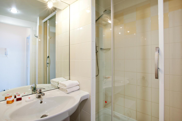 Bathroom 4, Sejours & Affaires Paris Nanterre, Hauts-de-Seine