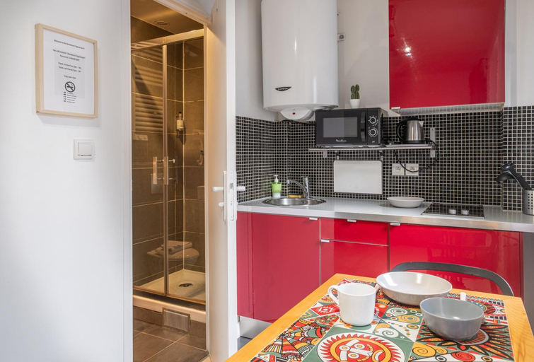 Others 5, Residence Clignancourt, Paris