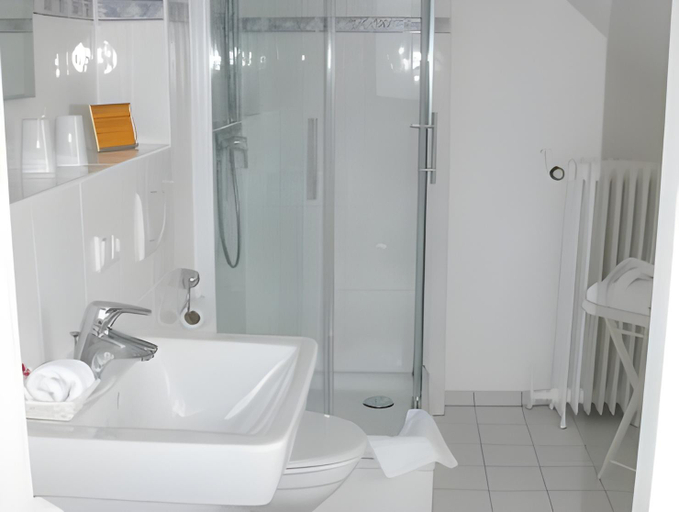 Bathroom 4, Burghaus & Villa Kronenburg, Euskirchen