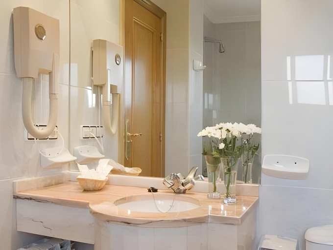 Bathroom 4, Hotel Nuevo Astur, Pontevedra