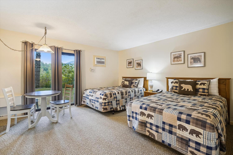 Bedroom, Cedarbrook Hotel Room w/2 doubles 101, Windsor