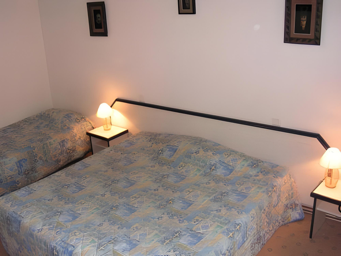 Bedroom 2, Logis Hôtel l'Oliveraie, Charente
