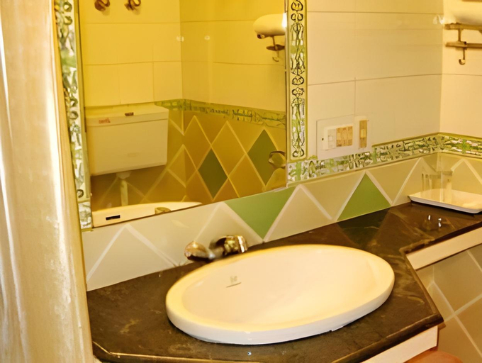 Bathroom, Sun N Snow Inn Kausani by Leisure Hotels, Almora