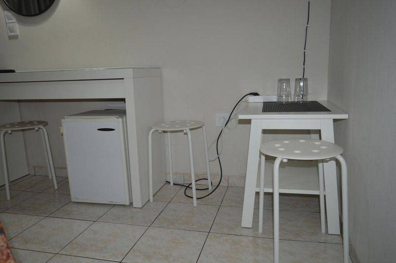 Others 5, Albion, Attica