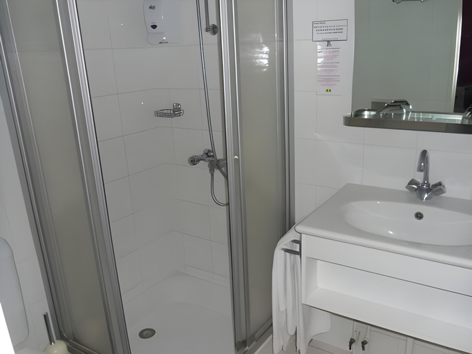 Bathroom 4, Hotel Le Calme Des Pins Spa, Vendée