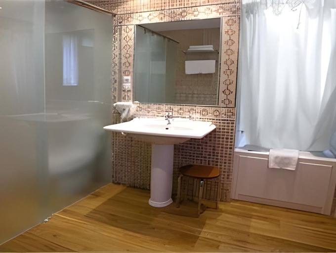 Bathroom 5, Conde Aznar, Huesca