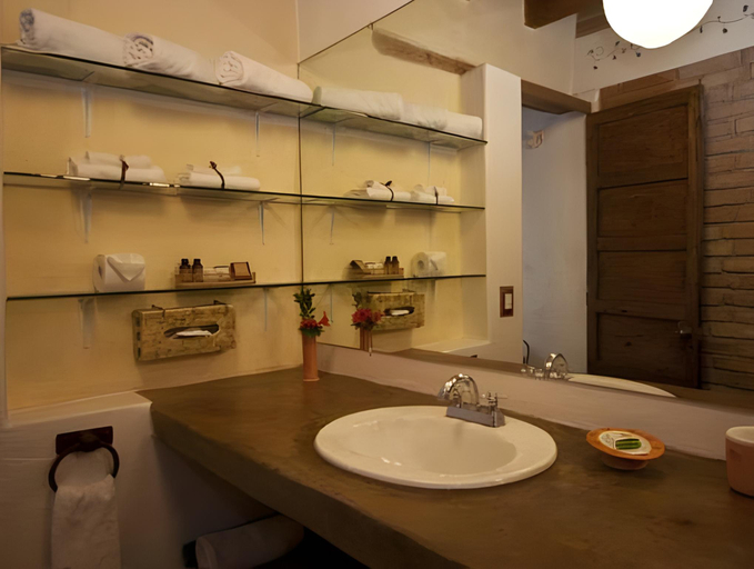 Bathroom 3, Meson De Leyendas Breakfast & Downtown, Valle de Bravo