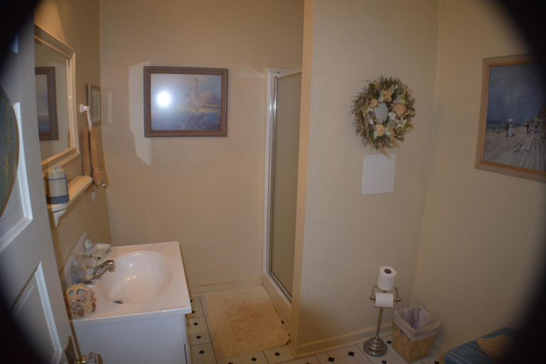 Bathroom 4, The Hotel Texan, Gaines