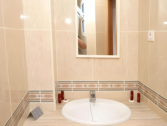Bathroom 4, Parrots Sitges Hotel, Barcelona
